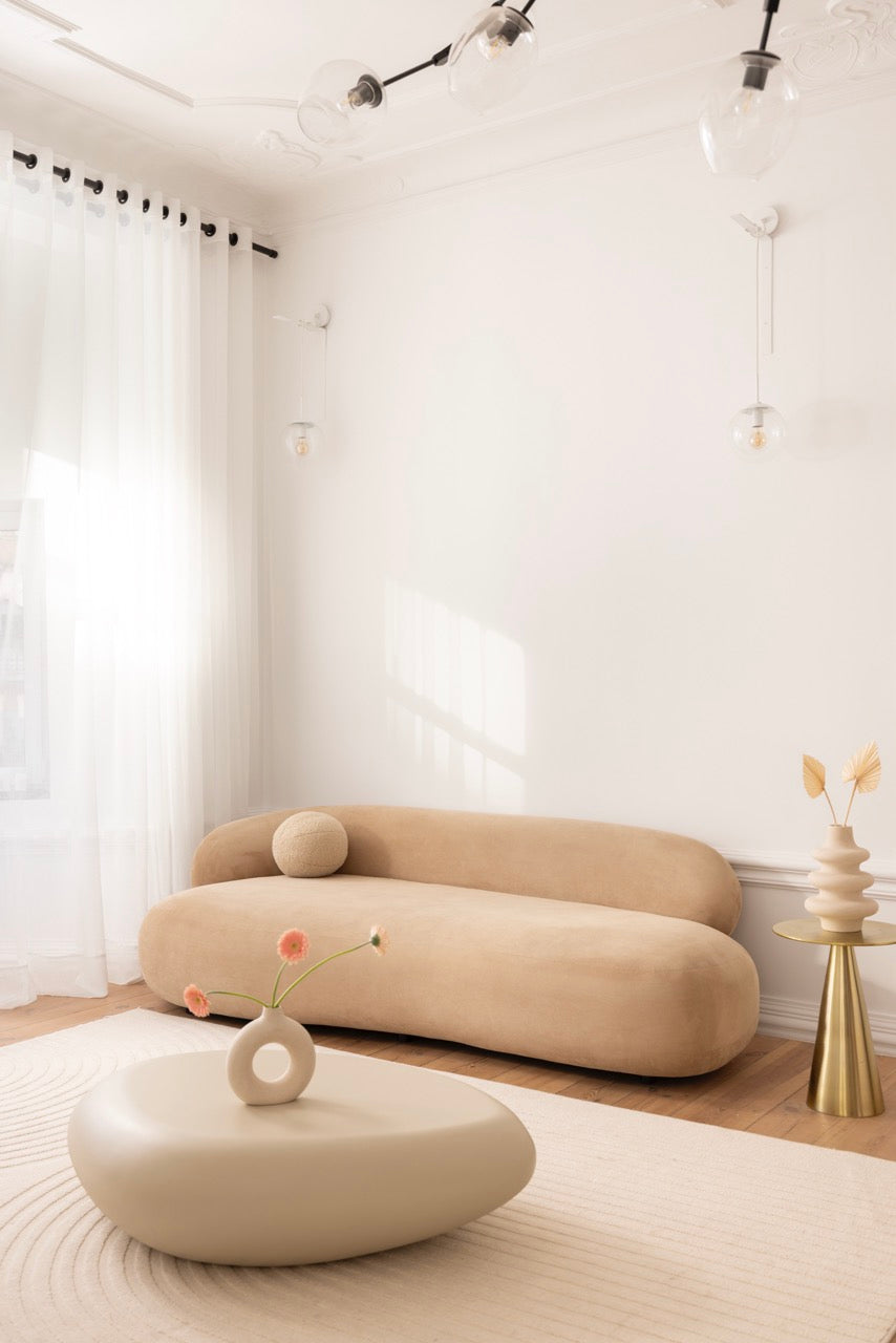 Nowoczesne studio fotograficzne z jasnym wnętrzem i designerskimi meblami we Wrocławiu.